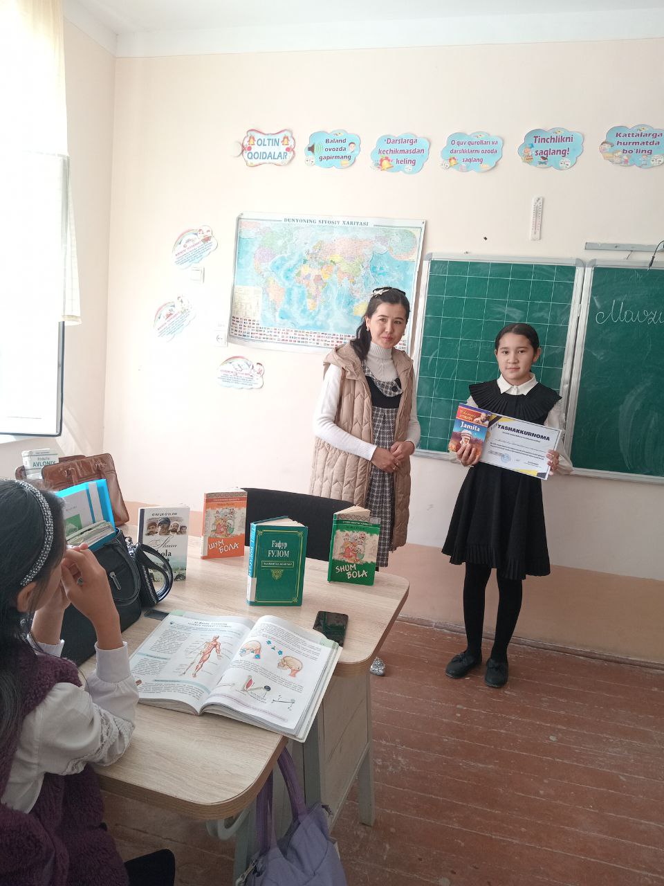 Berdiyeva Farangiz eng kitobxon o`quvchi sifatida taqdirlandi.